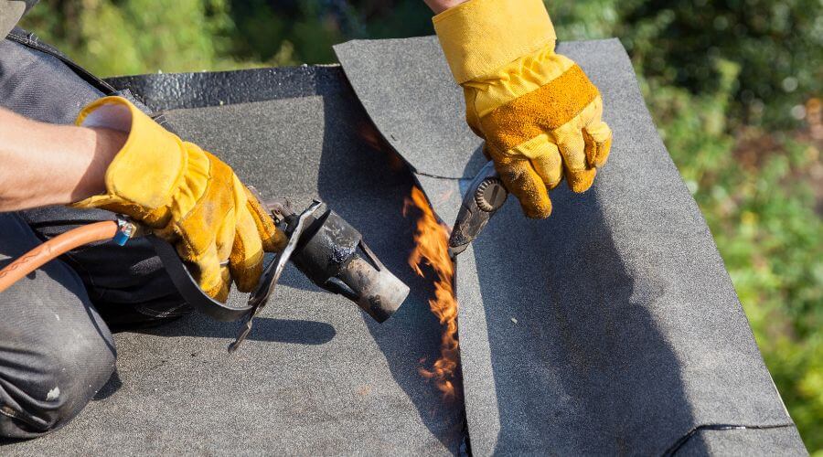 Professional gutter cleaning in Kualapuu, HI